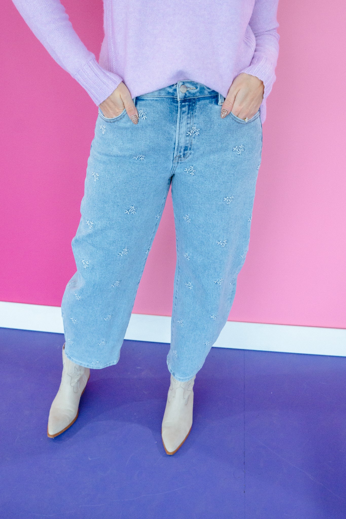 Daisy Embroidered Barrel Jeans - Light Wash