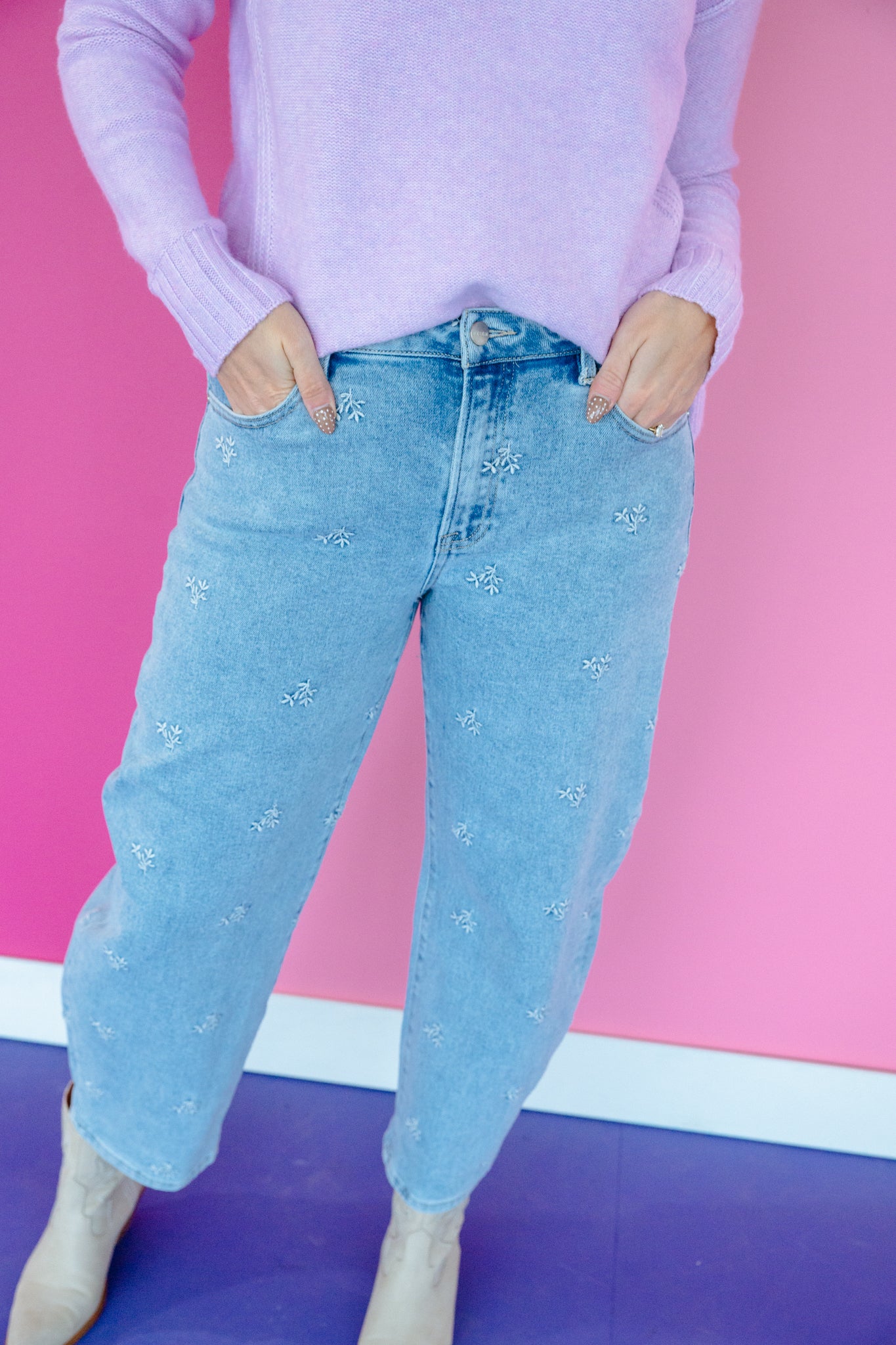 Daisy Embroidered Barrel Jeans - Light Wash