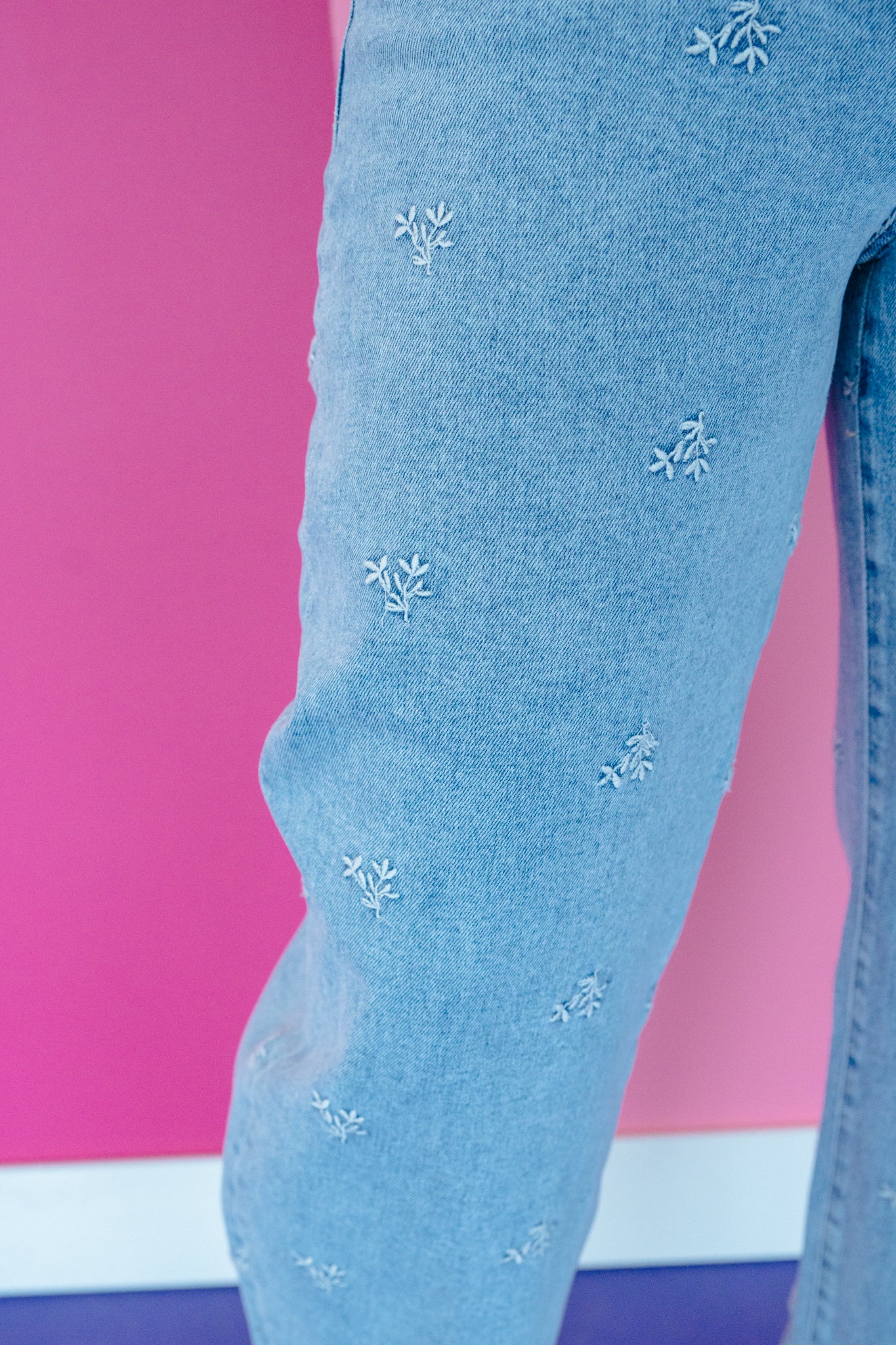 Daisy Embroidered Barrel Jeans - Light Wash