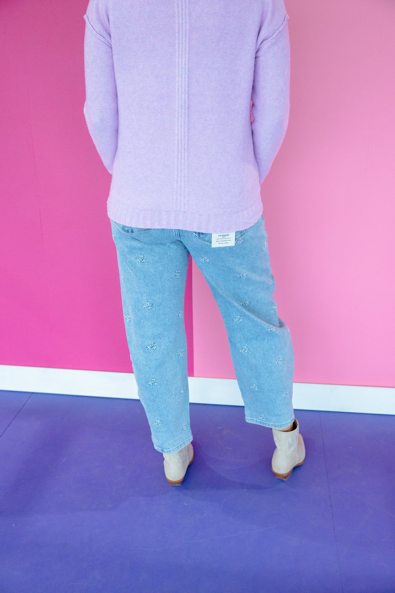 Daisy Embroidered Barrel Jeans - Light Wash