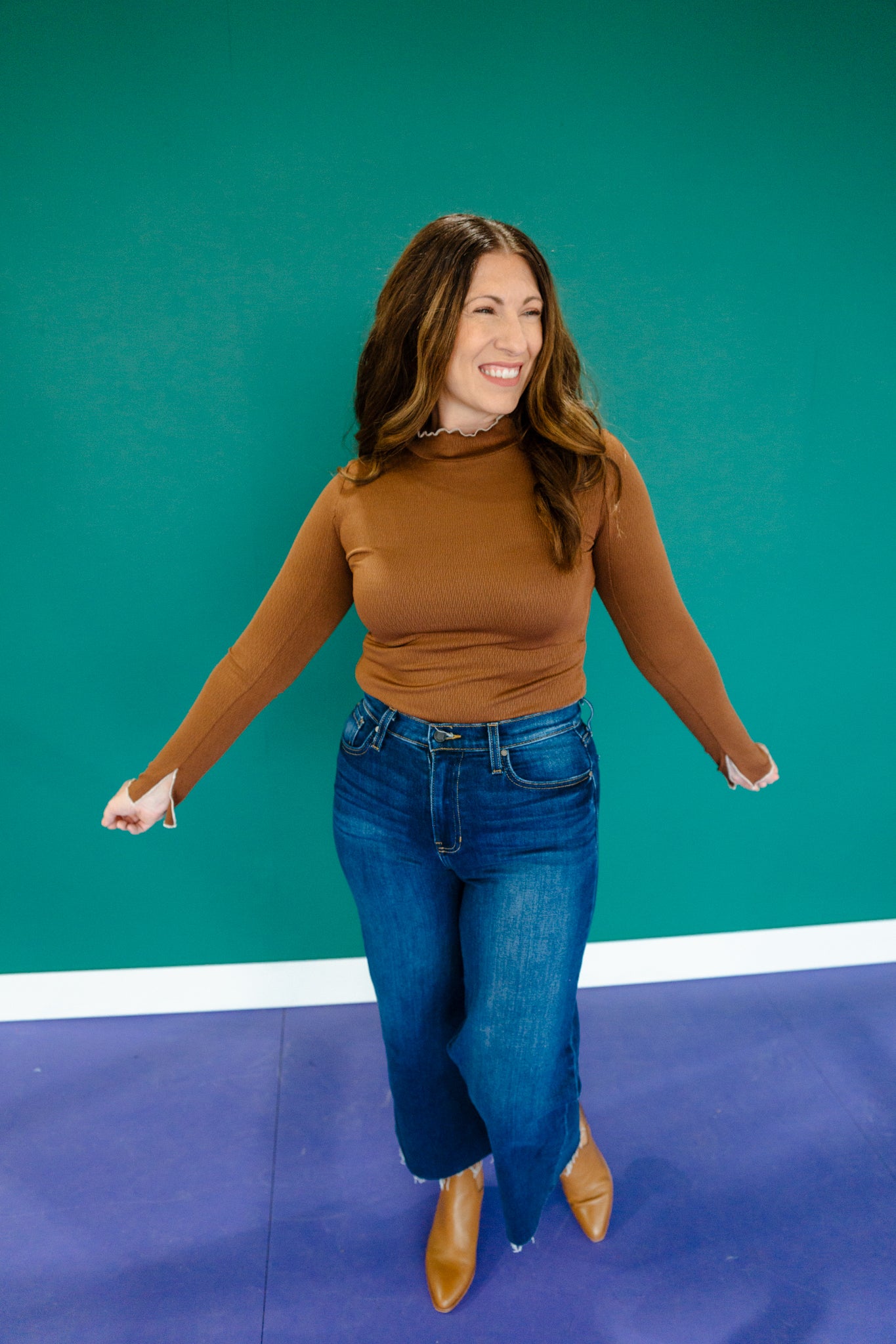 [Ellevate Basics] Avila Lettuce Edge Mock Neck Top