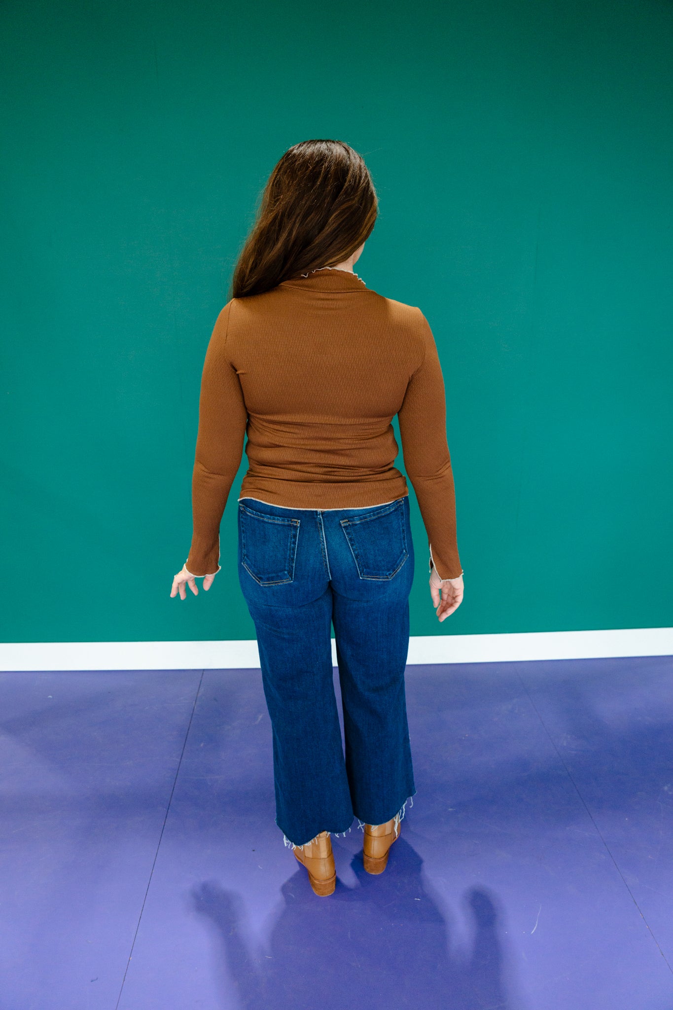 [Ellevate Basics] Avila Lettuce Edge Mock Neck Top